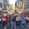 「HANDS OFF！（手を出すな！）」　全米1400カ所で60万人が行動　億万長者の権力掌握終結を　トランプの国家破壊に抗議